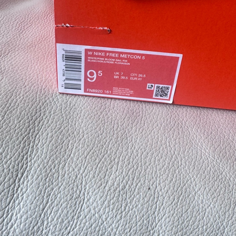 BRAND NEW- Nike Women’s White and Pink Sneakers with Blue Accents - Picture 4 of 5